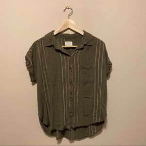 American Eagle short sleeve button up tie down